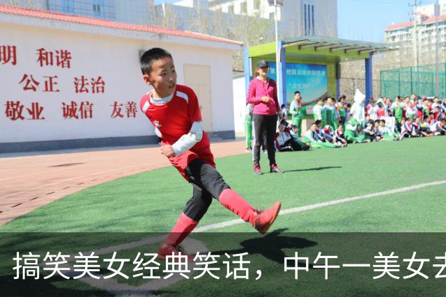 搞笑美女经典笑话，中午一美女去取钱插卡后发现，后面的男人盯着她看心中—紧！