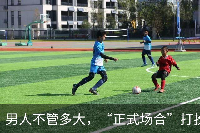 男人不管多大，“正式场合”打扮切记：衬衫塞裤腰、皮带没logo